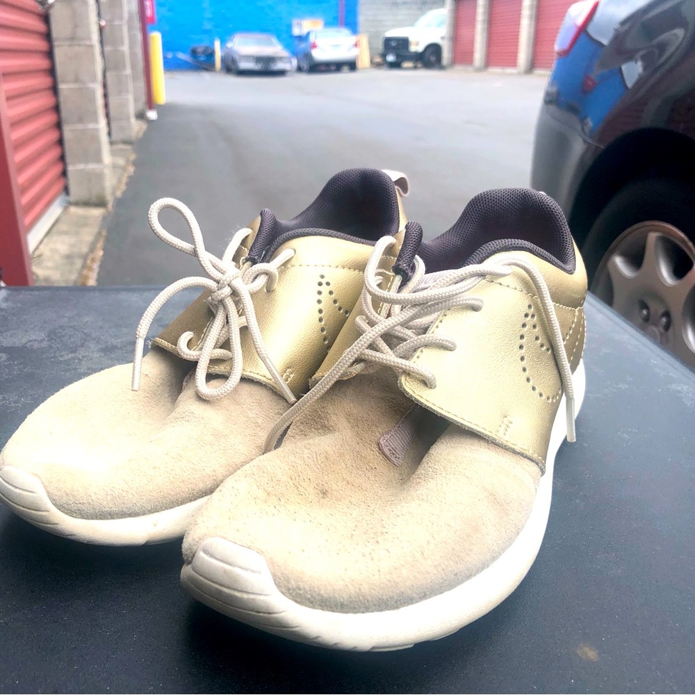 Nike 820228-200 Womens Tan /Gold Suede Roshe One PRM Suede Sneakers Size 6